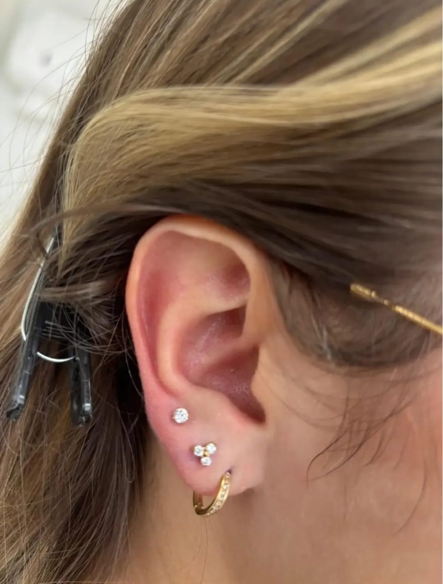 Piercing lóbulo com brinco delicado