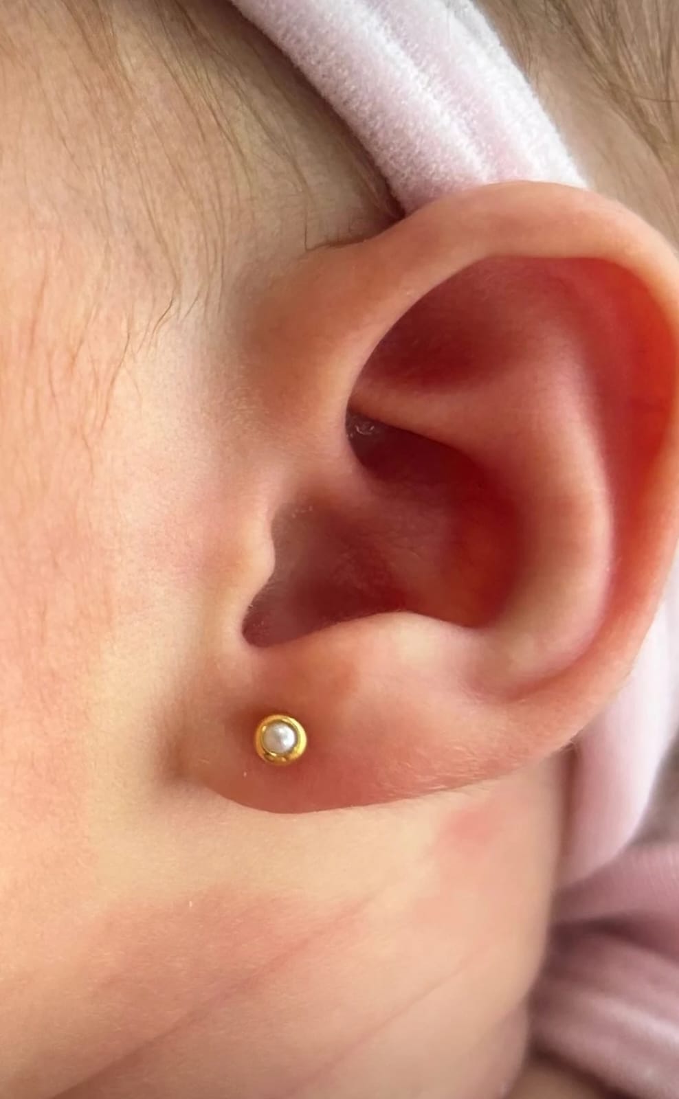 Brinco de pérola dourado em bebê